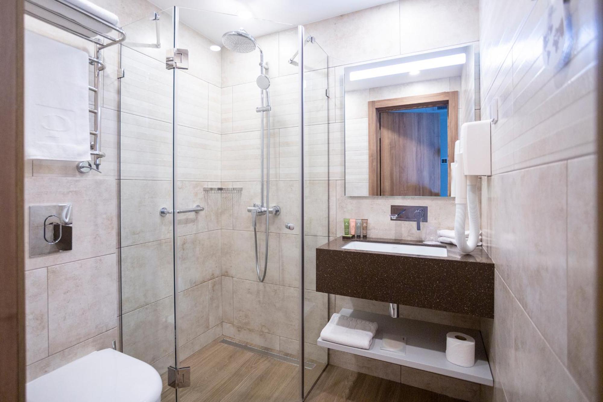 Premier Hotel Odesa Habitación foto A shower enclosure